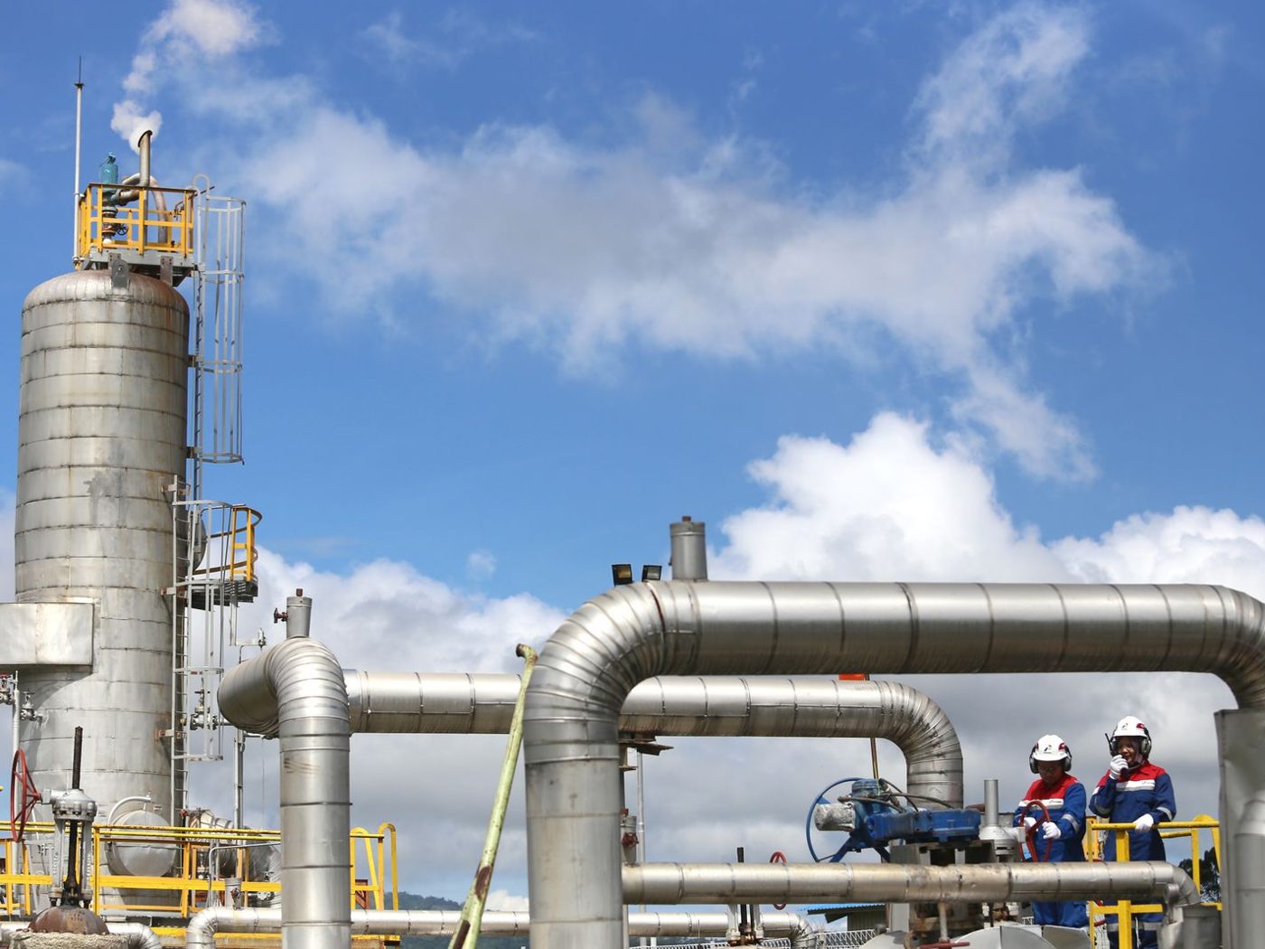 Field photo of insulated process piping, a separator vessel and a motor-operated valve